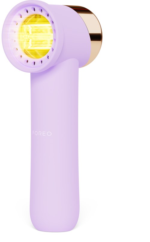 Een paarse huidverzorgingsapparaat met een geel licht, ronde kop en handvat. Het zegt 'FOREO' op het handvat.