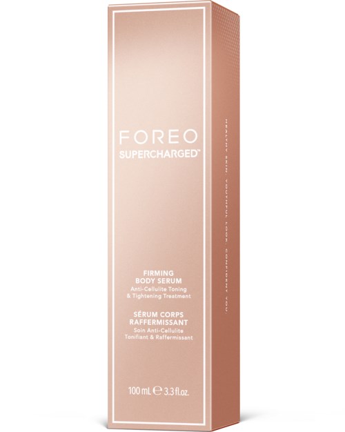Een hoge, lichtroze doos met witte tekst die Foreo Supercharged body serum adverteert.