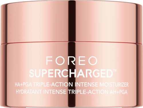 Ein rosa, glänzender Tiegel von FOREO Supercharged Feuchtigkeitscreme mit weißen Text und einer schwarzen vertikalen Linie in der Mitte.