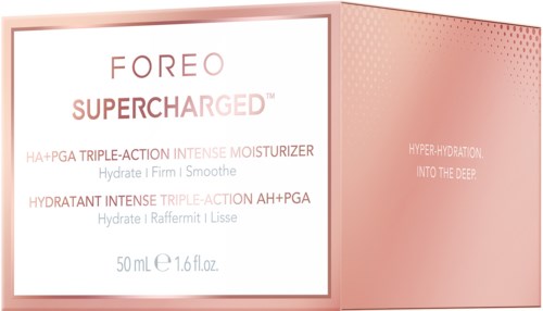 Eine rosa Verpackung mit Hautpflegeprodukt, beschriftet 'FOREO SUPERCHARGED' für Hydratation und Feuchtigkeitsversorgung.