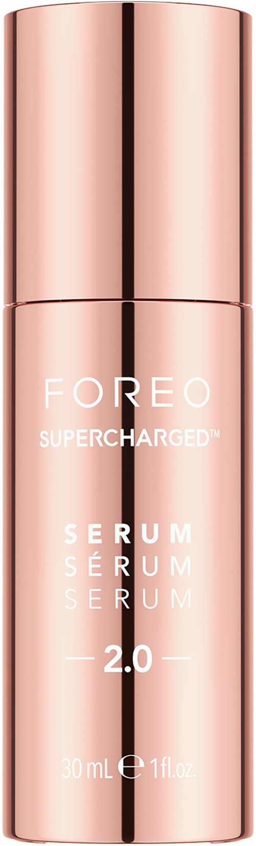 Een rosegouden cilindervormige fles met witte tekst, gemarkeerd 'FOREO SUPERCHARGED SERUM 2.0,' bevat 30 ml serum.