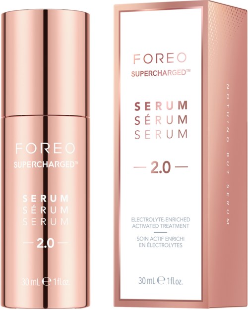 Een roze fles en doos van FOREO Supercharged Serum 2.0 voor huidverzorging, 30 ml.