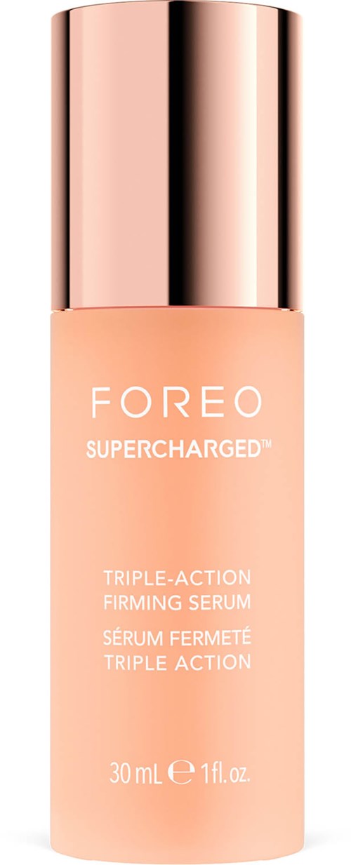 Eine rosa Flasche mit einem glänzenden Metalldeckel, beschriftet 'FOREO SUPERCHARGED TRIPLE-ACTION FIRING SERUM, 30 mL.'