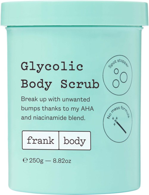 Lichtgroene container met Glycolic Body Scrub met label en illustraties van een vlekstop en een schoon formuliertuig.
