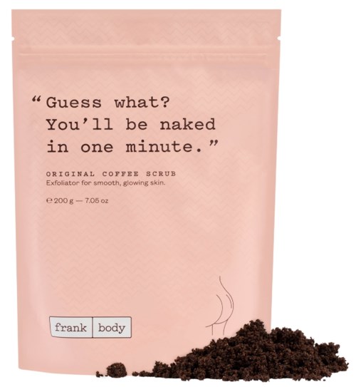 Roze verpakking met koffiescrub met een citaat over naakt zijn in een minuut. Bevat aromatisch koffiedik.