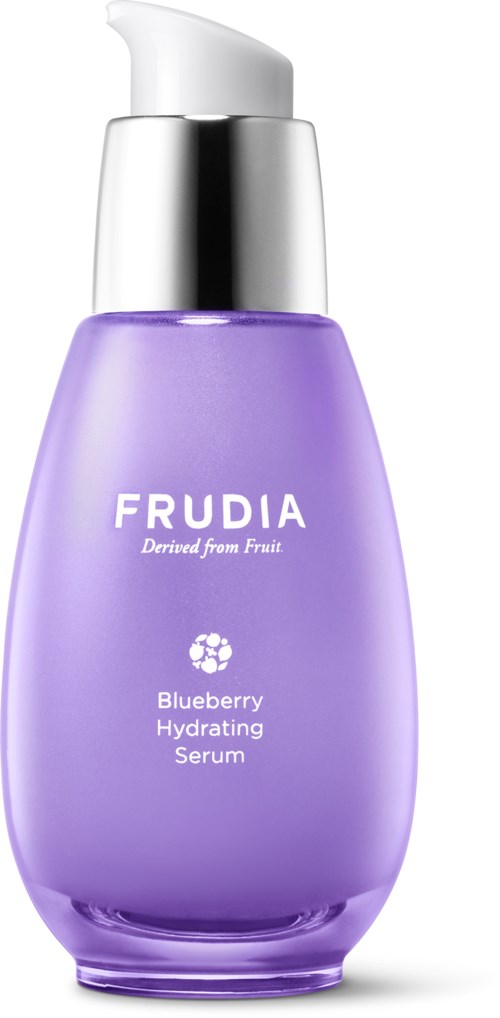 Eine lilafarbene Flasche mit silberner Kappe, beschriftet mit 'FRUDIA Blueberry Hydrating Serum' und 'Derived from Fruit'.