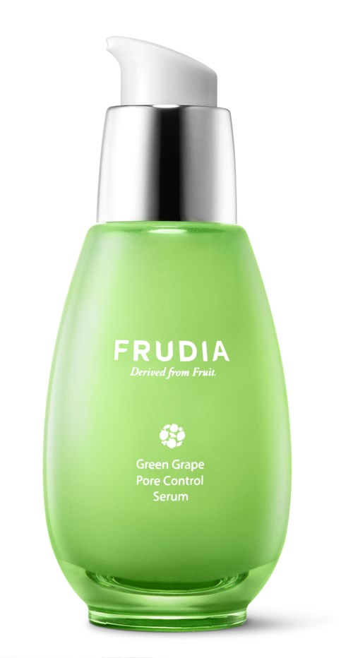 Vihreä pullo hopeisella pumpulla, merkintä 'FRUDIA Green Grape Pore Control Serum.'