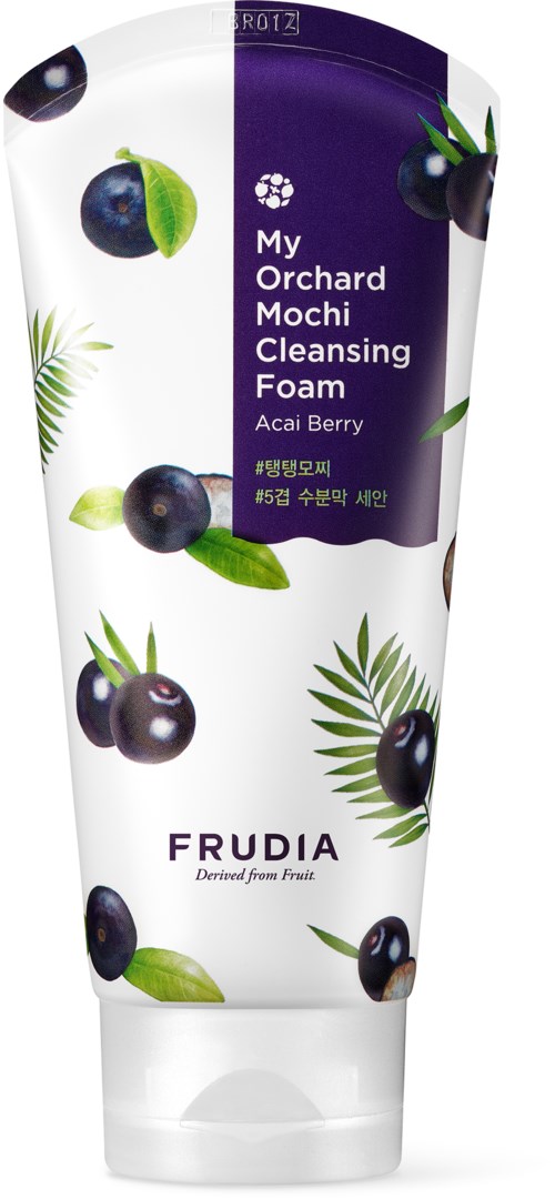 Het is een tube reinigingsschuim met bosbessen, groene bladeren en paarse ontwerp. Het is gelabeld "My Orchard Mochi Cleansing Foam".