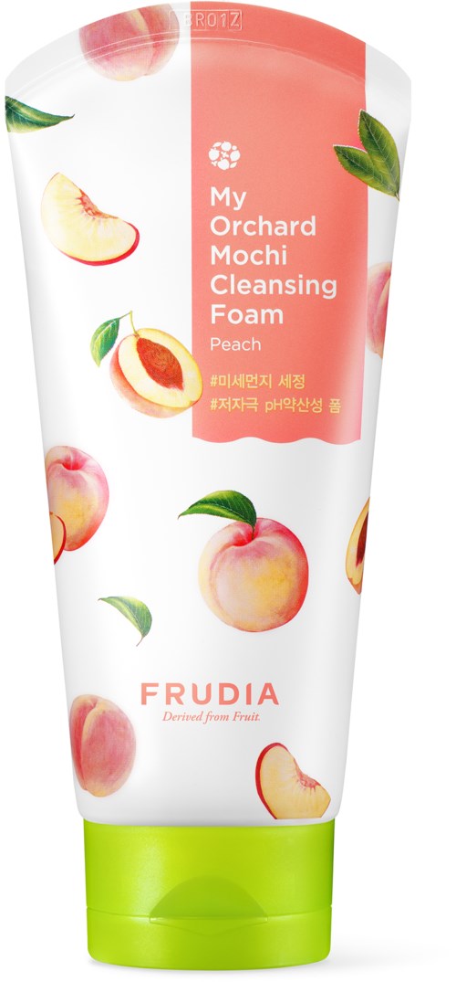 Een huidverzorgingsschuim tube met perzikillustraties en groene dop, gemarkeerd 'My Orchard Mochi Cleansing Foam Peach'.