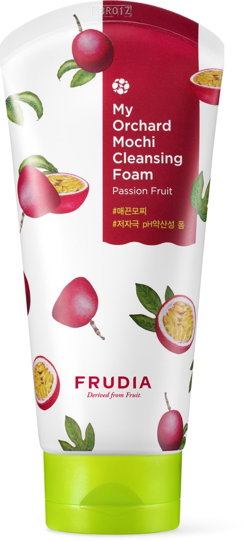 Pakkaus passionhedelmäpuhdistusvaahdolle, pinkki ja vihreä suunnittelu, tekstit 'My Orchard MoChi Cleansing Foam Passion Fruit' ja 'FRUDIA' hedelmäkuvitusten kanssa.