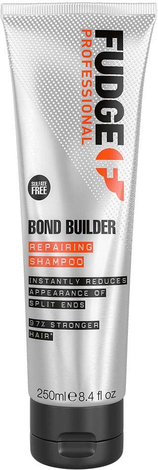 Een witte tube met 'FUDGE PROFESSIONAL BOND BUILDER Repairing Shampoo,' dat beweert gespleten haarpunten te verminderen en het haar sterker te maken.
