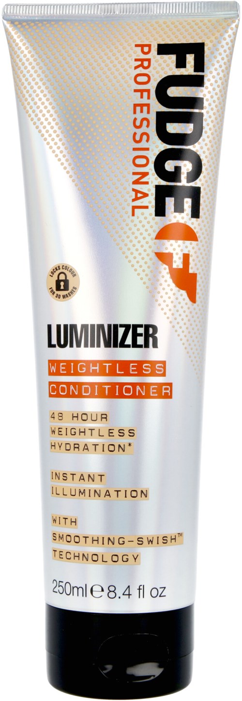 Een tube van professionele Fudge Luminizer Weightless Conditioner met voordelen zoals hydratatie en onmiddellijke verlichting.