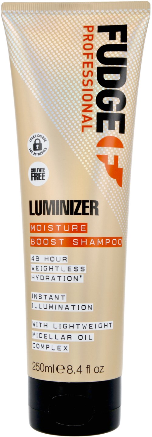 Een tube Fudge Professional Luminizer Moisture Boost Shampoo, met tekst die functies zoals hydratatie en directe verlichting benadrukt.