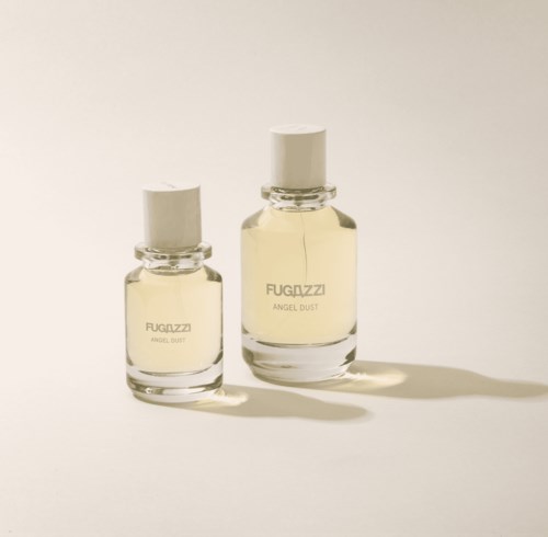 Zwei Parfümflaschen mit der Aufschrift "Angel Dust" von FUGAIZZ. Sie stehen auf einer hellen Oberfläche mit Schatten.