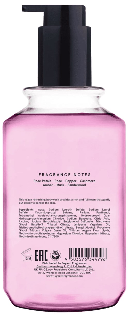 Eine rosa Flüssigkeit in einer transparenten Flasche mit Pumpspender. Das Etikett listet Duftnoten wie Rose, Pfeffer und Sandelholz.