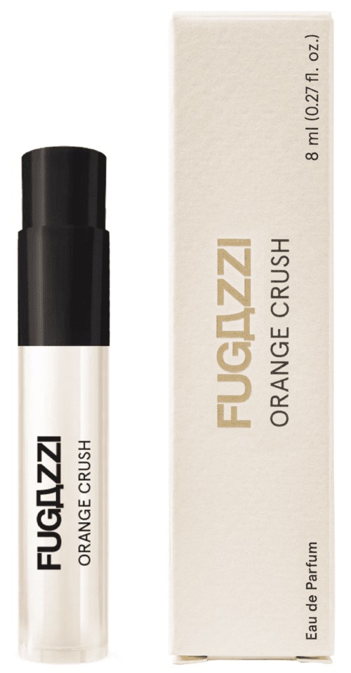 Ein Parfüm-Roll-on-Flasche mit schwarzem Deckel neben einer weißen Box mit der Aufschrift "FUGAZZI ORANGE CRUSH".