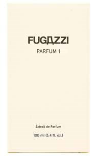 Ein Parfümsetikett mit 'FUGAZZI PARFUM 1', schlicht beige Hintergrund und schwarzer Schrift.