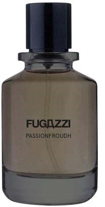 Ein Parfümflasche mit der Beschriftung 'FUGAZZI PASSIONFRUOH'. Sie hat einen dunklen Deckel und eine hellfarbige Flüssigkeit.