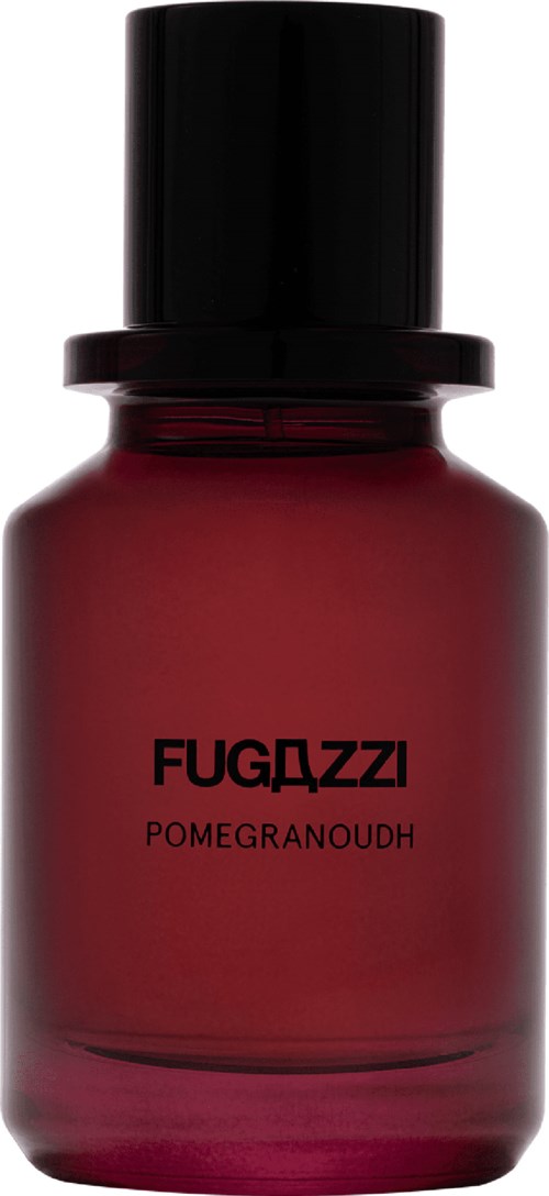 Eine dunkelrote Flasche mit schwarzem Deckel, beschriftet FUGAZZI POMEGRANOUH. Es sieht aus wie eine Parfümflasche.
