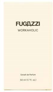 Ein helles Kästchen mit den Worten "FUGDZZI" und "WORKAHOLIC". Es steht auch "Extrait de Parfum" und "50 ml".