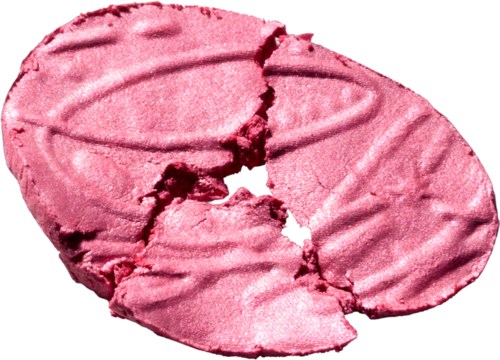 Ljust rosa hjärtformad kaka med sprickor och en saknad bit.