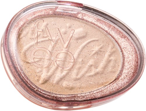 En blushkompakt med genomskinlig lock, märkt 'fenty', visar rosa glitter och ljus beige färg.