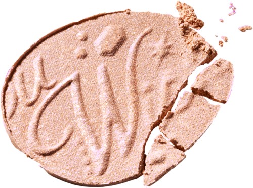 En trasig beige sminkkompakt med en logga och lite puder utspritt runtomkring.