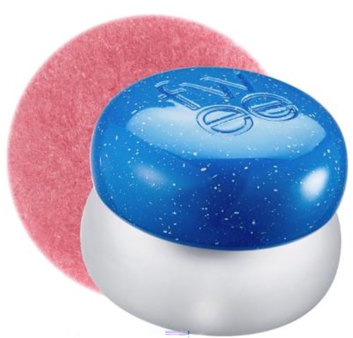 Een blauwe en witte kruk met een fietssymbool op de zitting, voor een roze ronde voorwerp.
