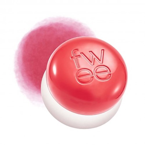 Een ronde pil met een roze bovenkant en witte onderkant, gemarkeerd met fw ee in verhoogde letters.