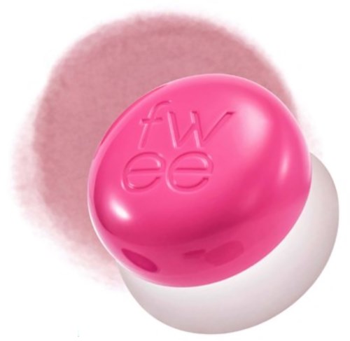 Een roze pil met een gegraveerd logo, deels op een witte ondergrond.