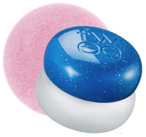 Een ronde roze gezichtspons en een blauw-witte compact met spiegel en make-up tijd.