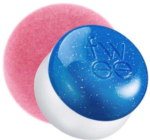Twee badbommen, een roze en pluizig, de andere blauw met schuim en bellen, liggen samen.