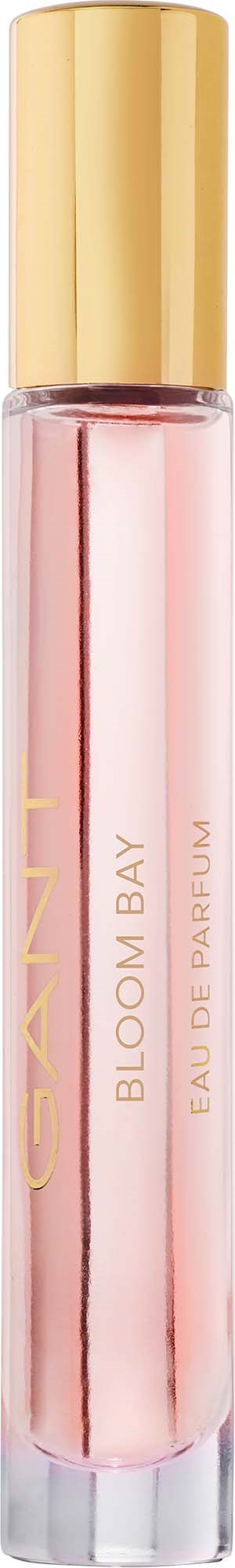 Ein lang, schlanker Parfümflasche mit rosa Flüssigkeit und goldener Kappe. Das Etikett sagt Bloom Bay Eau de Parfum.