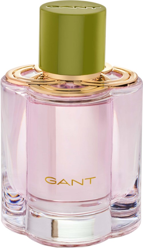 Eine rosa Parfümflasche mit grünem Deckel und Goldakzenten, beschriftet "GANT."