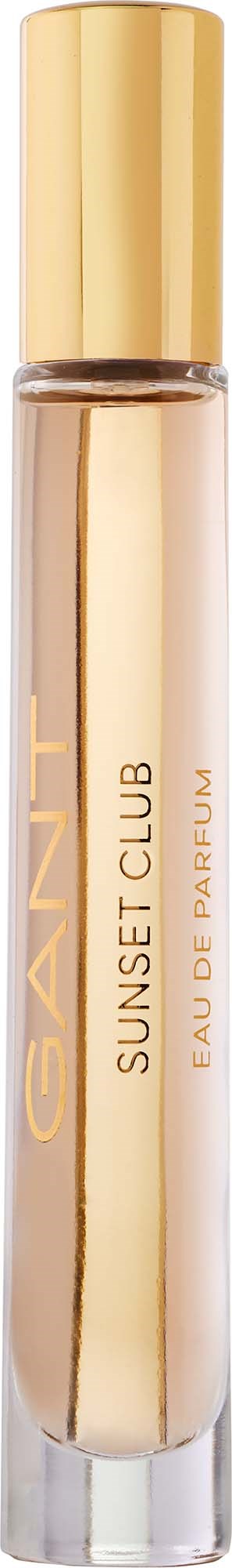 Ein Parfümflasche mit einem goldenen Deckel und einem hellen, transparenten Körper. Darauf steht "GANT" und "Sunset Club".