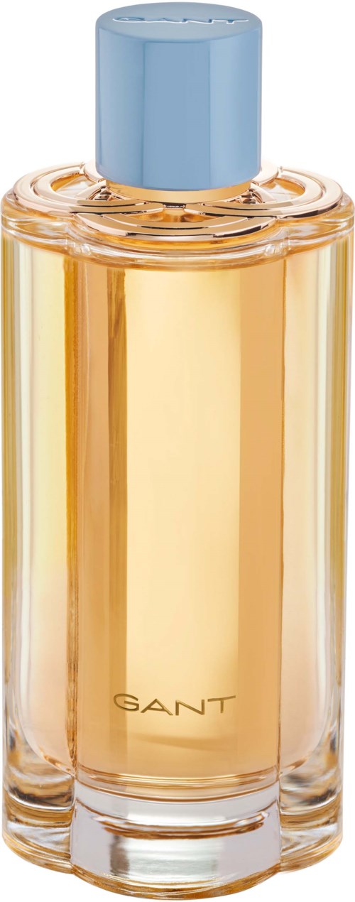 Eine hohe Parfümflasche mit hellblauer Kappe und goldener Flüssigkeit, unten mit 'GANT' beschriftet.