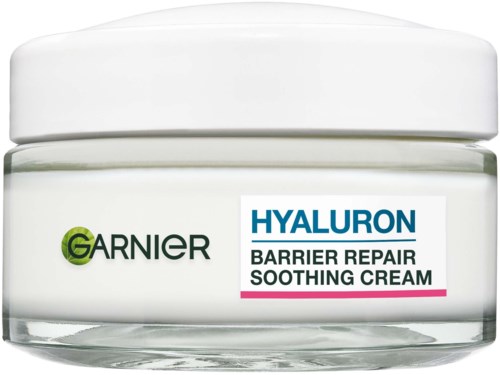 Een witte pot Garnier Hyaluron Barrier Repair Soothing Cream. Het heeft een label met blauwe, zwarte en roze tekst.