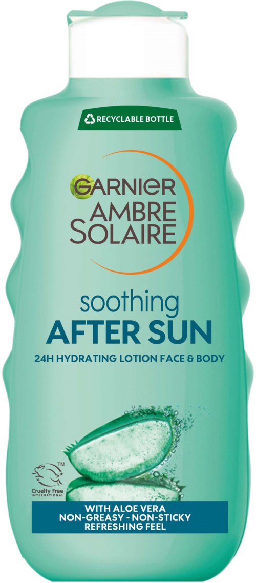 En grønn flaske med aftersun-lotion merket 'Soothing After Sun', med aloe vera, vanntett lokk og solbeskyttelsesmelding.