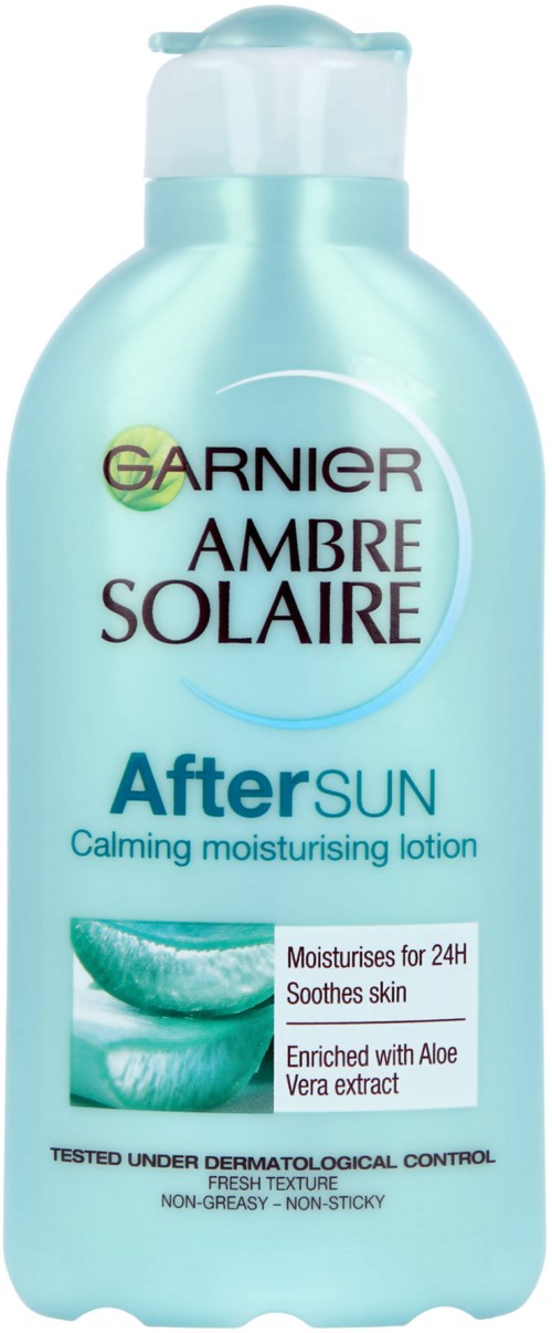 En ljusblå flaska Garnier Ambre Solaire After Sun-lotion, märkt som lugnande och återfuktande, med aloe vera.