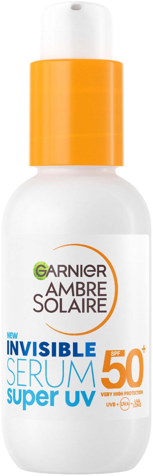 Een witte fles met een oranje deksel en label, zegt 'Garnier Ambre Solaire Invisible Serum Super UV SPF 50+'.