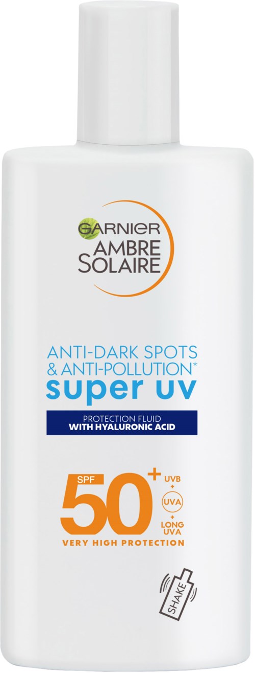 En vit flaska med Garnier Ambre Solaire super UV solskyddsmedel, SPF 50+, med hyaluronsyra för mycket högt skydd.
