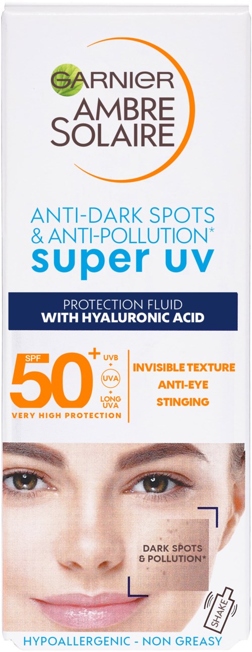 En förpackning för hudvårdsprodukter med en kvinnas ansikte, betonar solskydd, anti-mörka fläckar och skydd mot föroreningar med SPF 50.