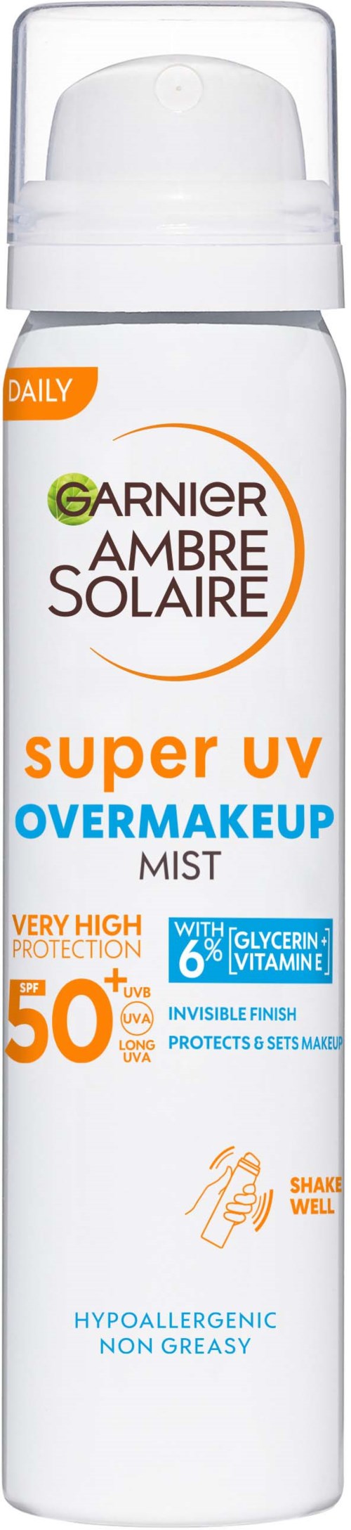En vit sprayflaska med vit lock, märkt Garnier Ambre Solaire Super UV Overmakeup Mist, SPF 50, för solskydd.
