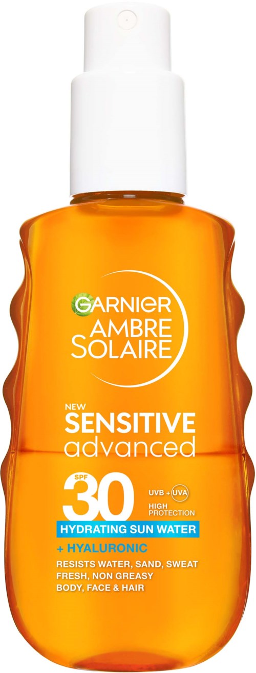Oranje fles met witte spraydop, label Garnier Ambre Solaire Sensitive Advanced SPF 30, voor huidbescherming.