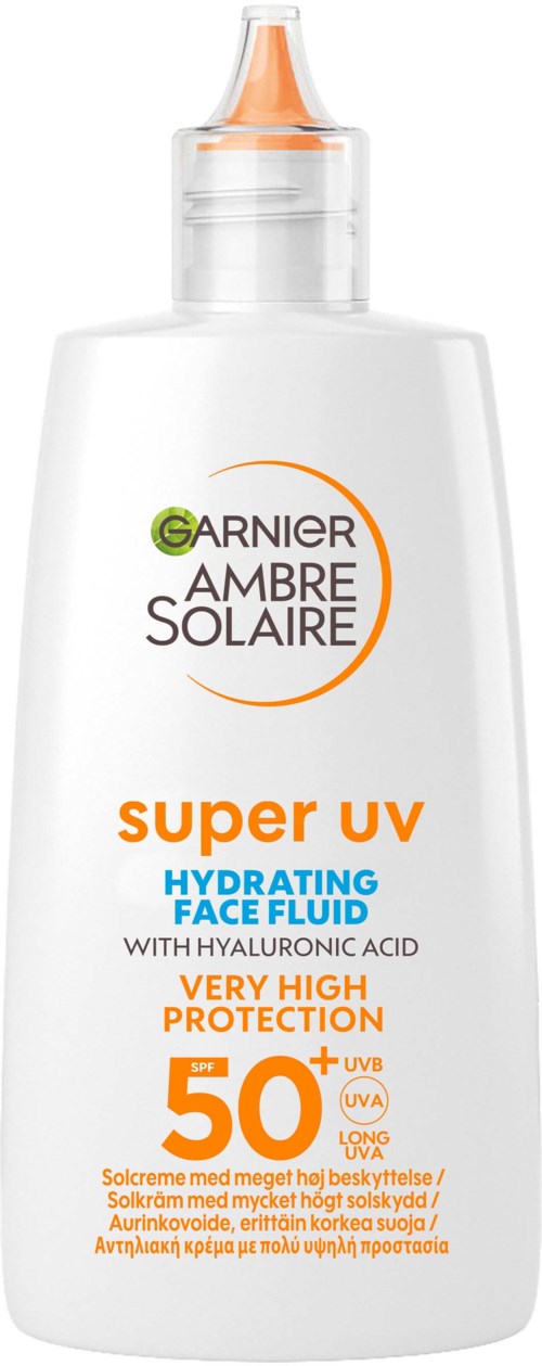 Een witte fles Garnier Ambre Solaire super UV hydraterend gezichtsvloeistof met SPF 50 voor hoge zonbescherming.