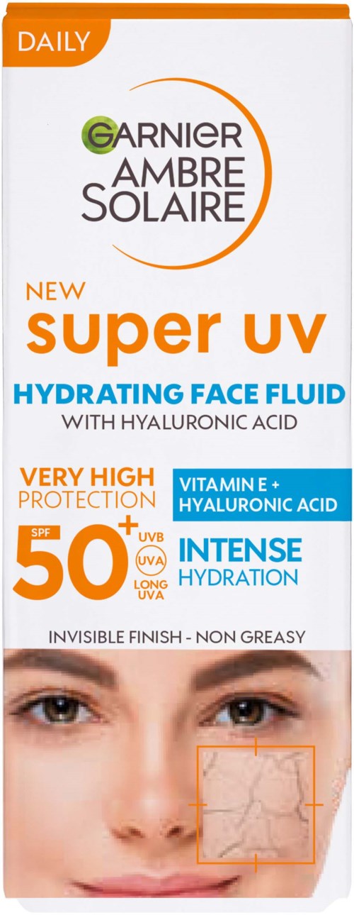 Zonnebrandproduct met SPF 50, oranje en witte verpakking, met vrouwen gezicht en productdetails.