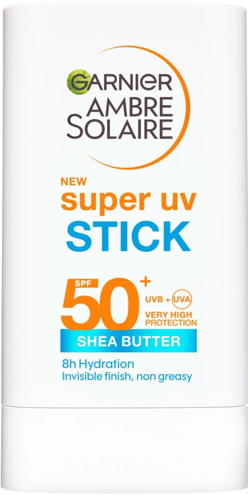 Een witte zonbeschermingsstick met oranje, blauwe en zwarte tekst, biedt SPF 50+ bescherming met sheaboter.