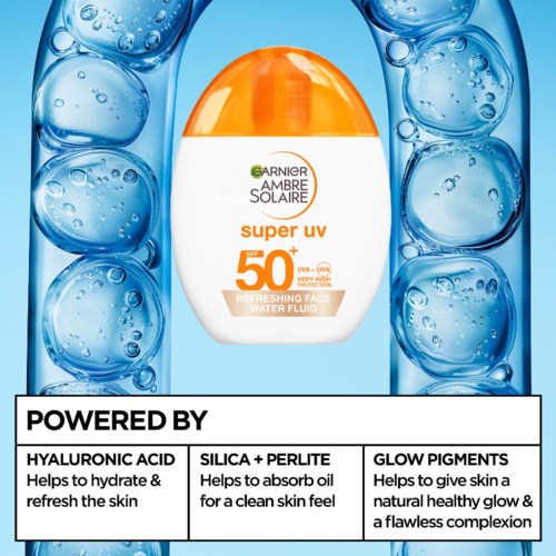 Een zonnebrandcrème fles met SPF 50 omgeven door blauwe waterbellen en waterachtergrond.