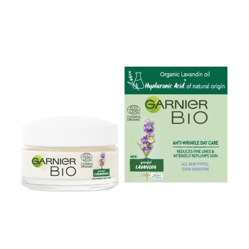 En burk Garnier Bio lavendelface kräm och en förpackning med lavendoolja och hudvårdsfördelar.