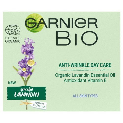Garnier Bio-lavendels hudvårdsprodukt med logotyper, lavendelblomma och text på grön bakgrund.
